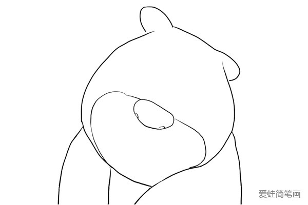 4.画弧线分割熊哥的脸部，画出熊二的鼻子。