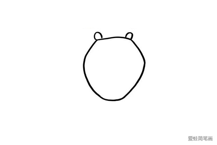 1.画小熊熊的第一步就是先画出小熊熊的脑袋轮廓哦！我们在纸上画出一个圆圈，再画出小熊熊的两只耳朵，是不是很简单呢？