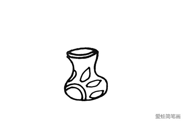 第三步：给花瓶画上各种形状的装饰品。