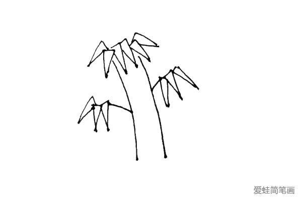 第三步：在竹子左右两边画上一些细长的三角形作叶子，两个或者三个为一组。